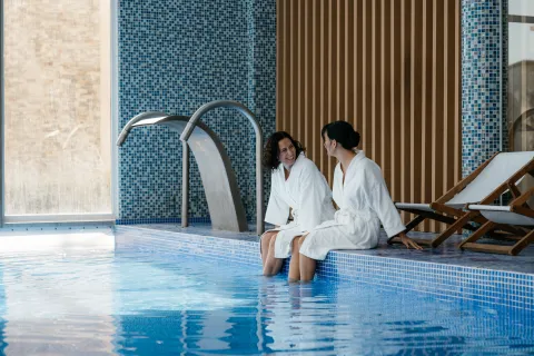 Día de la Madre: estas son las 3 experiencias que podés regalarle para compartir Una madre con su hija en el hotel Sheraton en el spa
