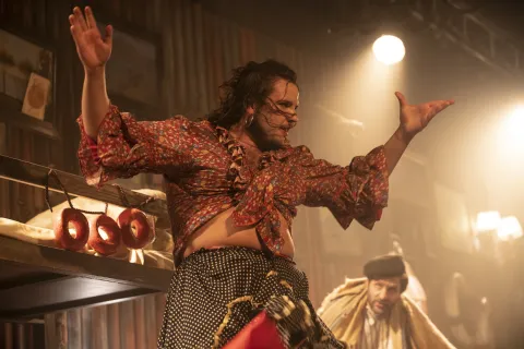 Teatro fuera de caja: lo nuevo de Tamara Tenenbaum y Juan Onofri Barbato son propuestas que desarman certezas En Las Ruinas, Jorge Thefs interpreta una versión de la bailarina española Antonia Mercé, conocida como "La Argentina"