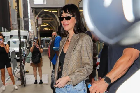 Dakota Johnson con un look casual 