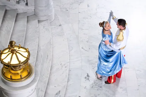 Disney llega a Buenos Aires con una muestra gratuita: cuándo es y cómo reservar las entradas Una princesa de Disney y un principe bailando
