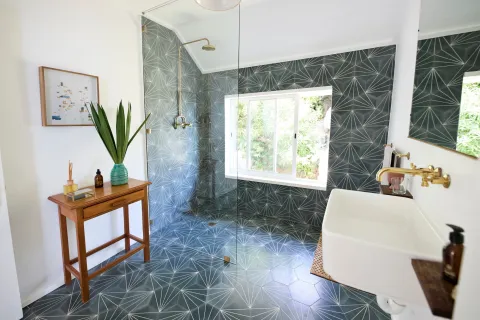 Duchas al ras del suelo: qué son y por qué los arquitectos dicen que mejoran cualquier baño Foto de ducha al ras del suelo.