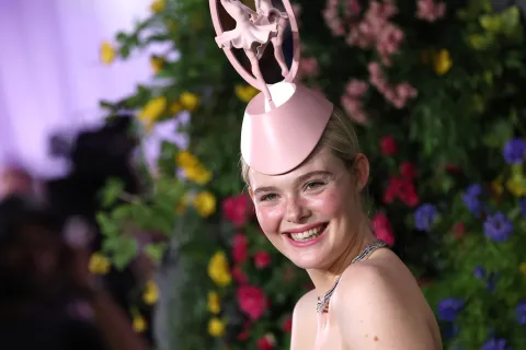 Elle Fanning sorprendió con un vestido rosa de alta costura inspirado en Effie Trinket Elle Fanning con un estilismo total pink