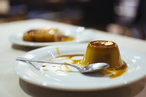 Flan casero de Doña Petrona: la receta clásica para que quede cremoso y sin agujeritos Flan casero de Doña Petrona la receta clásica para que quede cremoso y sin agujeritos