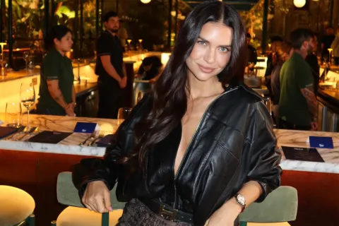 Zaira Nara marca tendencia con encaje y transparencias, el dúo de moda para la primavera- verano 2027 Zaira Nara foto de perfil en un restaurante