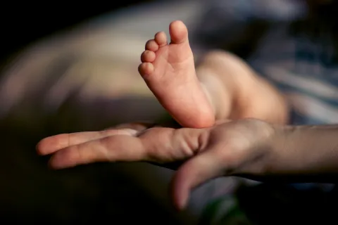 Murió su hijo y encontró en la escritura una forma de atravesar el dolor: su historia en primera persona bebe en incubadora