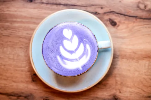 Tiñe las bebidas de morado, tiene grandes propiedades y llega para reemplazar al matcha: así es el UBE cafe de especialidad de ube