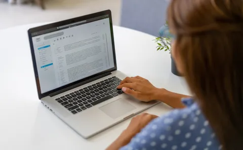 Las dos caras de "Correo no deseado": cuando la literatura y la vida real chocan en las redes Una mujer escribiendo un correo electronico.