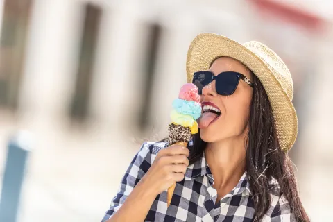 Noche de las Heladerías 2026: cuándo es, cómo aprovechar el 2x1 y cuál es el nuevo sabor que se estrena chica toma helado