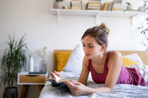 10 grandes autoras para disfrutar: qué leer para conocerlas Mujer leyendo