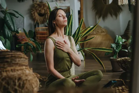 Terapias somáticas: cómo volver al cuerpo para regular el sistema nervioso y sentirte mejor mujer relajada
