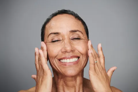 Una mujer mayor haciendose el skin care