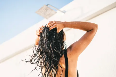 Cuánto esperar para lavar el pelo después de teñirlo y qué cuidados ayudan a mantener el color