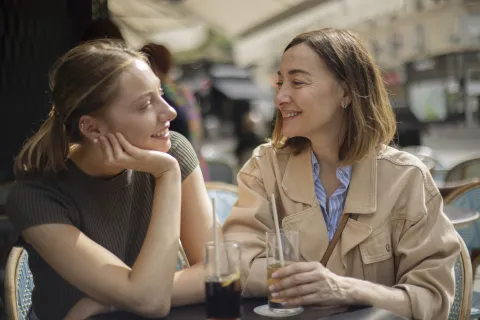 5 conversaciones con tu mamá que cambian con los años (y dicen mucho sobre el vínculo que tienen) mama e hija conversan
