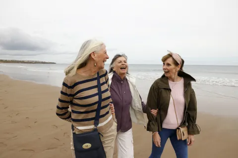 mujeres amigas disfrutan juntas en el mar