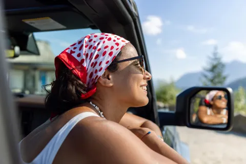 Dopamina natural: 9 hábitos saludables para sentirte mejor y desconectar de las pantallas Una mujer en un auto disfrutando del viaje