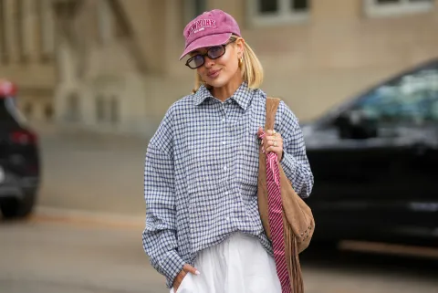 Una mujer con una camisa de poplin en color azul