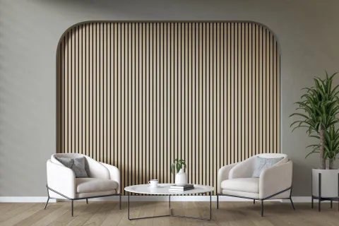 ¿Chau al varillado de madera? La evolución de los revestimientos que hoy aman los arquitectos para dar textura y calidez Espacio de living con sillones y varillado de madera como decoración.