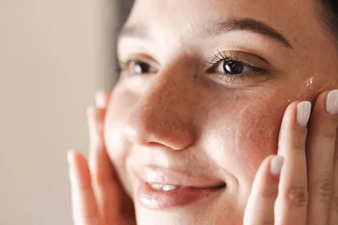 ¿Realmente funcionan el slugging y la cinta facial? Qué hay detrás de los trends de belleza más virales ¿Realmente funcionan el slugging y la cinta facial? Qué hay detrás de los trends de belleza más virales