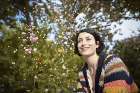 Por qué en primavera muchas mujeres sienten más ansiedad y qué dice la psicología sobre los cambios de estación mujer en primavera