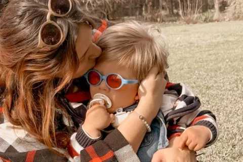 Guada junto a su pequeño hijo