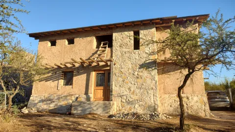 Bioconstrucción: el movimiento que invita a construir tu propia casa con barro, madera y energía solar bioconstruccion