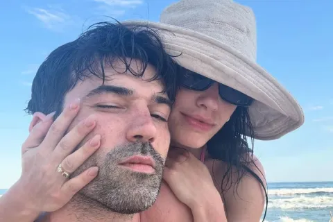 Lali Espósito y Pedro Rosemblat: la historia de amor que nació en las redes y llega al altar Lali y Pedro Rosemblat en la playa