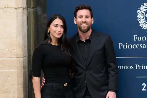 Lionel Messi y Antonela Roccuzzo paralizan España: looks total black combinados y mucho glamour. 