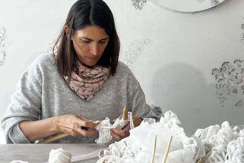 Es artista plástica y creó un proyecto para convertir las bolsas de plástico en arte comunitario Lucia emprenimiento tejido arte