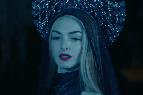 La nueva película de Anne Hathaway que podés ver en streaming y es furor sin pasar por los cines Foto de Mother Mary, la nueva película de Anne Hathaway que llega al streaming.