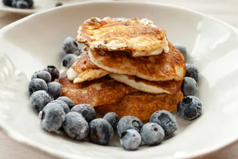 Pancakes proteicos con arnándanos