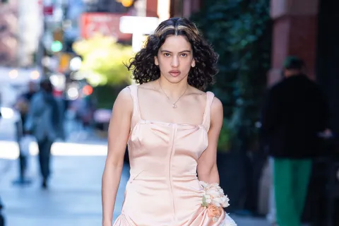 Rosalía caminando por las calles de nueva york