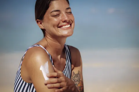 Protector solar físico vs químico: cuál conviene según dermatólogos Protector solar físico vs químico: cuál conviene según dermatólogos