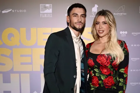 Wanda Nara deslumbró con el estampado floral más exclusivo en la alfombra roja de su película Wanda Nara deslumbró con el estampado floral más exclusivo en la alfombra roja de su película.