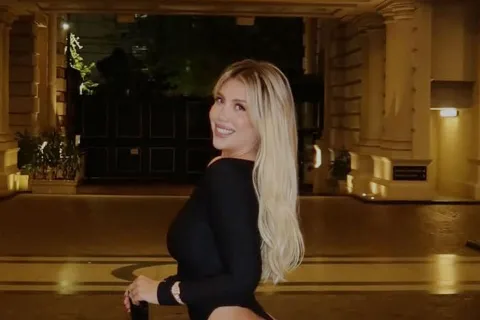 El polémico jean que usó Wanda Nara y fue viral: quién lo diseñó y cuánto cuesta Wanda Nara foto en el hall de Chateau de Libertador