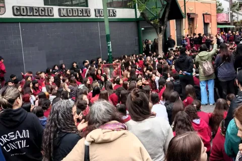 Inteligencia artificial y desnudos falsos: por qué educar en el respeto es clave protesta en colegio por desnudos falsos con IA