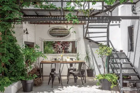 Primavera: 8 ideas para renovar el patio y el jardín sin gastar de más balcon y patio deco con detalles