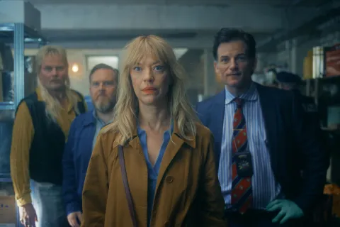 Esta comedia alemana es una verdadera joya seriéfila que nadie debería perderse Devid Striesow, Axel Stein, Heike Makatsch and Torben Liebrecht in "Where's Wanda?," now streaming on Apple TV.