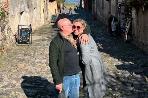 Así es la cocina de campo de Campi y Denise Dumas: madera, una isla móvil y detalles rústicos Campi y Denise dumas abrazados