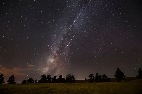 Lluvia de meteoros en Argentina: cuándo y a qué hora ver las Oriónidas en octubre de 2026 Un cielo rodeado de estrellas y meteoros