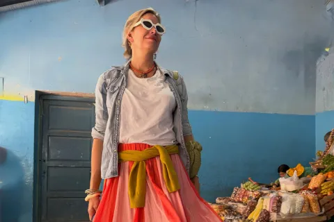 Desde Tilcara, Dolores Barreiro apostó por un look boho chic bien colorido para ir de compras Dolores Barreiro en tilcara con un estilismo boho chic