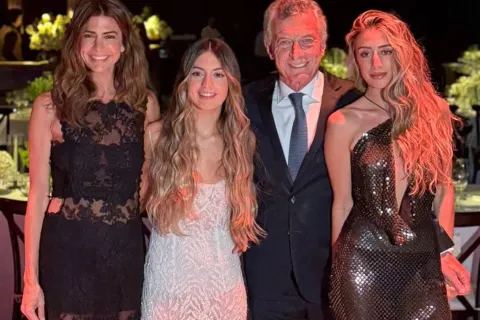 Los 15 de Antonia Macri: los looks de Juliana Awada, Valentina Barbier y la cumpleañera La celebración de los 15 años de Antonia Macri tuvo una noche llena de momentos especiales y también dejó postales de moda