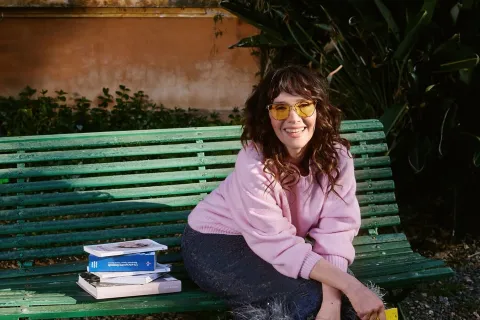 Natalia Oreiro marca tendencia: 3 looks originales para copiar esta primavera Foto retraro de natalia oreiro con lentes de sol amarillo