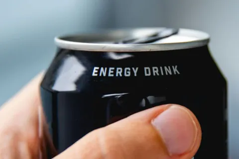 Bebidas energizantes: ¿realmente te dan más energía para entrenar? Qué dice la ciencia bebida energizante