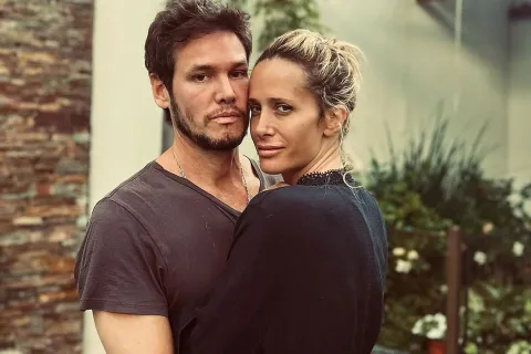 Julieta Prandi y Emanuel Ortega: a menos de un mes de casarse, estos son los rumores sobre su separación Emanuela ortega y Julieta prandi una foto en el jardin
