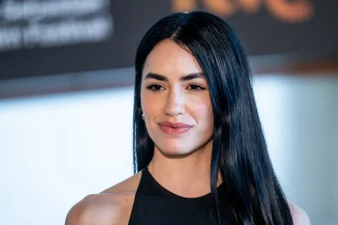 Las uñas de Lali: 5 diseños súper fáciles de hacerte en casa Lali Espósito en primer plano en la alfombra roja de un evento