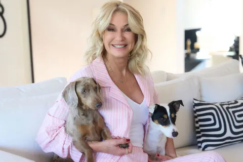 Así es la casa de Yanina Latorre: decoración escandinava y detalles tecnológicos Yanina Latorre y sus dos perros en el living de su casa