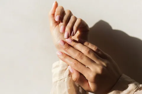 Uñas para manos maduras: 5 diseños de manicura elegantes que iluminan y estilizan Uñss de color rosa pálido para unas manos delicadas