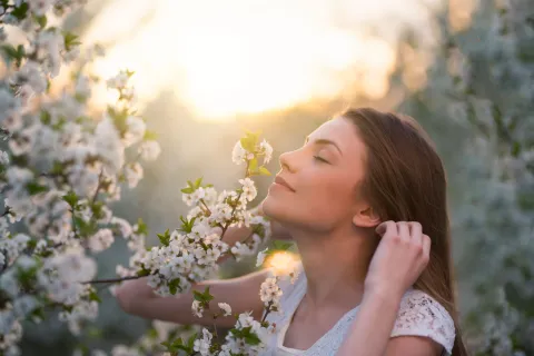 Los 20 aromas más amados del mundo: cuáles son y qué dice la ciencia sobre los olores que nos gustan Una mujer oliendo el aroma a jazmin