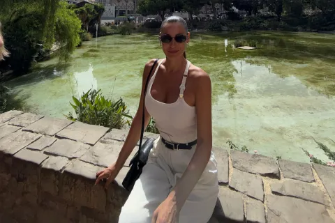Pampita: 3 looks de verano que son tendencia y te van a inspirar La foto de pampita vestida de blanco en el fuente