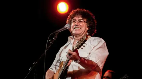 Murió Piero, el histórico cantante de “Mi viejo”, a los 81 años El cantante piero tocando la guitarra en un concierto